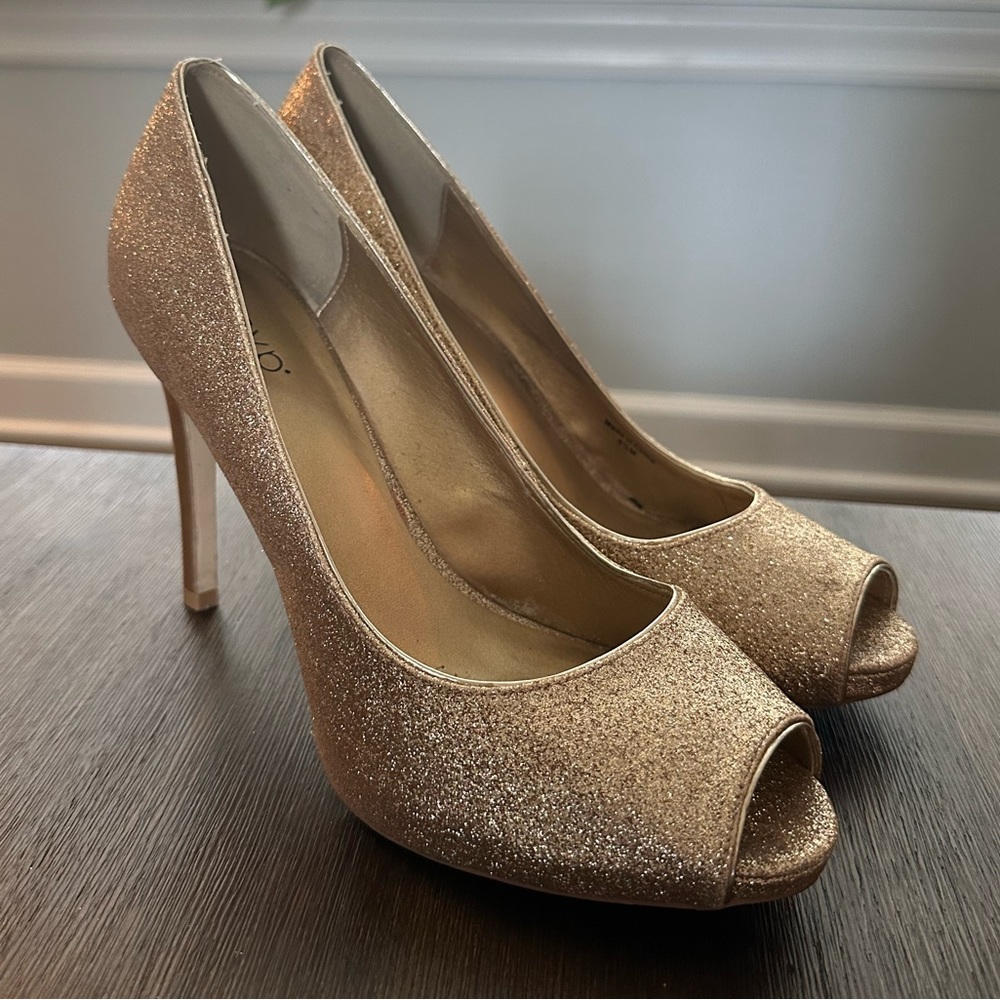 RSVP | Gold Glitter Pumps | Size 9.5